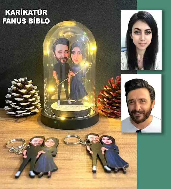Kişiye Özel Evli, Sevgili, Çift , Gelin Damatışıklı Karikatür Fanus Biblo Ve 2 Anahtarlık Set M1