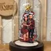 “Özel Noel Hediyesi: Kişiye Özel Karikatür Işıklı Fanus Biblo ile Sevgilinize Unutulmaz Bir Tatil Hediyesi!” Noel Hediyesi, Yılbaşı Hediyesi