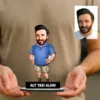 Kişiye Özel Erkek Gezgin Karikatürlü 18 cm MDF Masaüstü Biblo – Masaüstü Hediye