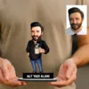 Kişiye Özel Erkek Kahve İçmeyi Seven Karikatürlü 18 cm MDF Masaüstü Biblo – Masaüstü Hediye