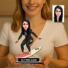 Kişiye Özel Surf Yapan Kadın Karikatürlü 18 cm MDF Masaüstü Biblo – Masaüstü Hediye