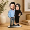 Kişiye Özel 2 Kişilik Tesettürlü Çift Karikatürlü 18 cm MDF Masaüstü Biblo – Sevgiliye ve Eşe Hediye | Çiftlere Özel Hediye