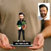 Kişiye Özel Çiçekçi Karikatürlü 18 cm MDF Masaüstü Biblo – Çiçekçi Hediyesi | Yeni İş ve Meslek Hediyesi