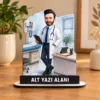 Kişiye Özel Doktor Karikatürlü 18 cm MDF Masaüstü Biblo – Hekim Hediyesi | Doktora Özel Hediye