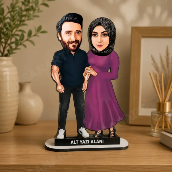 Fotoğraftan Kişiye Özel 2 Kişilik Tesettürlü Çift Karikatürlü 18 cm MDF Masaüstü Biblo - Sevgiliye ve Eşe Hediye | Çiftlere Özel Hediye