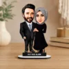 Kişiye Özel Fotoğraflı 2 Kişilik Tesettürlü Çift Karikatürlü 18 cm MDF Masaüstü Biblo – Sevgiliye ve Eşe Hediye | Çiftlere Özel Hediye