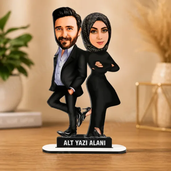 2 Kişilik Tesettürlü Çift Karikatürlü Kişiye Özel Karikatürlü 18 cm MDF Masaüstü Biblo - Sevgiliye ve Eşe Hediye | Çiftlere Özel Hediye